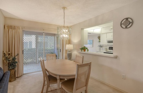 Braden River Condominio | NEW! Sunny Sarasota Getaway: 2Bed/2Bath in Golf and Country Club with Pool