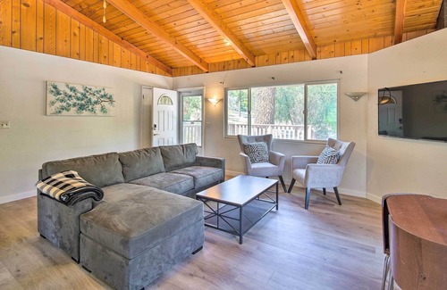 Wrightwood Cabina | NEW! Sunny Wrightwood Home + Views ~ 4 Mi to Ski!