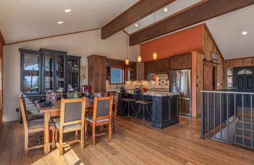 Ponderosa Palisades Casa | New~Sunrise on the Horizon~Spacious 4 Bedroom Home in Truckee!