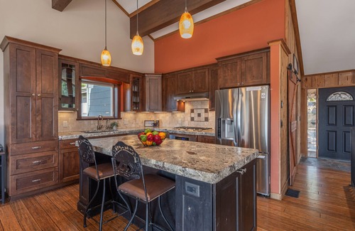 Ponderosa Palisades Casa | New~Sunrise on the Horizon~Spacious 4 Bedroom Home in Truckee!