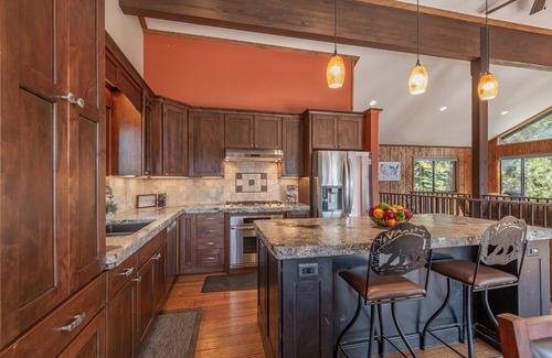 Ponderosa Palisades Casa | New~Sunrise on the Horizon~Spacious 4 Bedroom Home in Truckee!