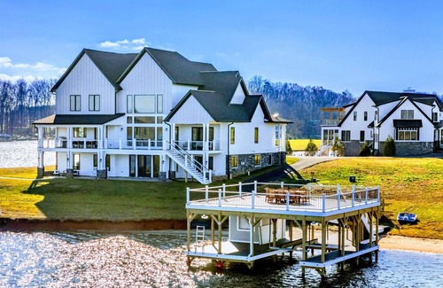 Mineral Casa | NEW Sunrise Point Lakefront Lake Anna, Beach, Dock