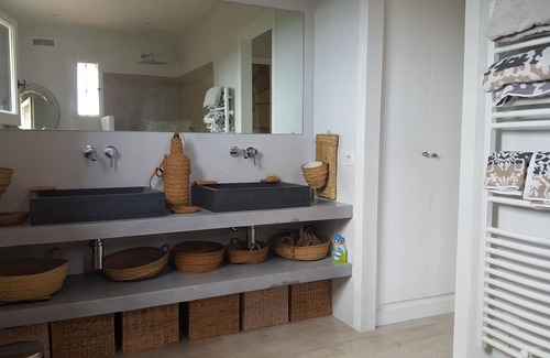 Le Tignet Casa | NUEVO: EXCELENTE PROPIEDAD DE GRAN PIEDRA CON VISTAS IMPRESIONANTES EN EL CAMPO, EL LAGO Y EL MAR