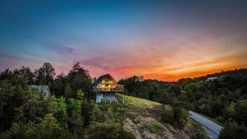 Sevierville Casa | NEW Tennessee Whiskey Cabin- Lake and Mtn Views- Covered Deck- Game Room- Pool Table- BBQ- Pets