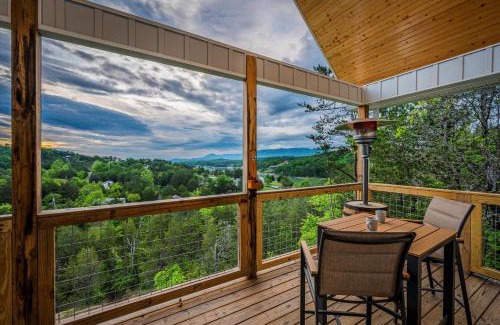 Sevierville Casa | NEW Tennessee Whiskey Cabin- Lake and Mtn Views- Covered Deck- Game Room- Pool Table- BBQ- Pets