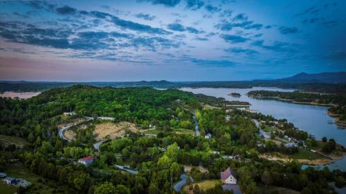 Sevierville Casa | NEW Tennessee Whiskey Cabin- Lake and Mtn Views- Covered Deck- Game Room- Pool Table- BBQ- Pets