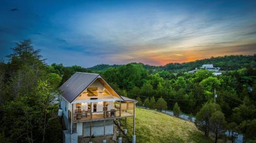 Sevierville Casa | NEW Tennessee Whiskey Cabin- Lake and Mtn Views- Covered Deck- Game Room- Pool Table- BBQ- Pets
