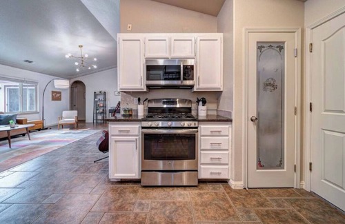 Quail Ridge Casa | 🏡 *NEW* The Artsy Abode ✨ Hot Tub ♨️ BBQ 🍖Foosball ⚽️