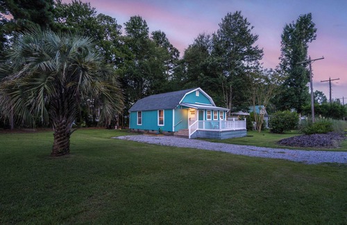 Supply Casa | NEW-The Beach Haus- Luxe Cottage, professionally designed w/ WiFi, linens incl.
