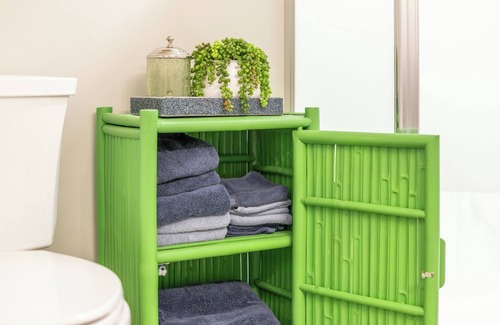 Supply Casa | NEW-The Beach Haus- Luxe Cottage, professionally designed w/ WiFi, linens incl.