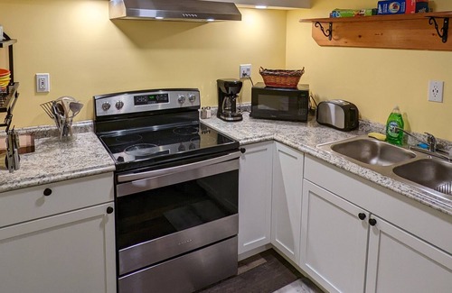 Gansevoort Apartamento | NEW! The Birds Nest - No Clean Fee, Pets, WIFI, Coffee & Tea, TV