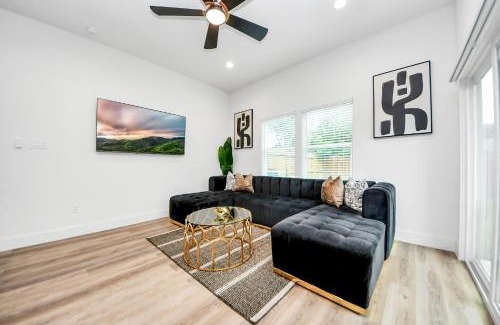 Southeast Houston Casa | NEW! The Brandōn - Upscale Manor - Garage - Near Medical Center & NRG