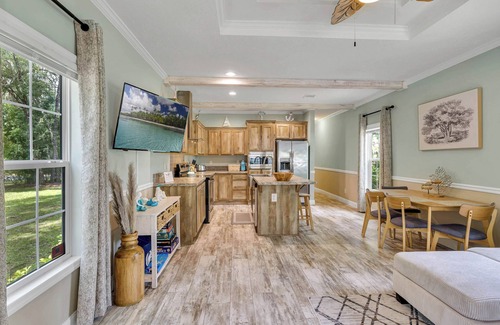 Bridgeport Heights Casa | ~NEW~ The Breezy Oak Bungalow ~ Rainbow Spring