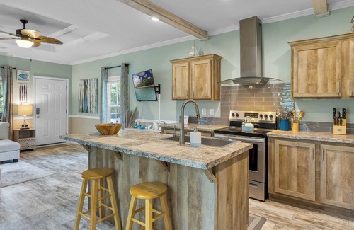 Bridgeport Heights Casa | ~NEW~ The Breezy Oak Bungalow ~ Rainbow Spring
