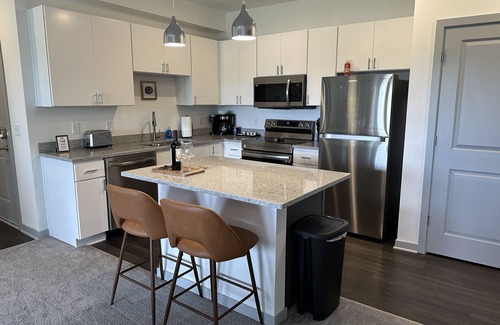 Tuttle West Apartamento | NEW: The C-Suite - Lux Dublin King w/Home Office