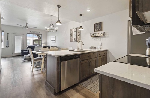 McCall Casa | NEW! The Getaway; A Fresh Modern Retreat! Enjoy the Mountains & Lake with Your Fav People!