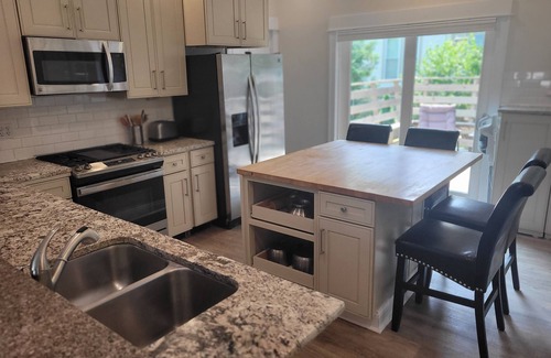 Elberta Casa | New! The Glarum House - Gorgeous Dog-Friendly Historic Home in Great Location with Central A/C!
