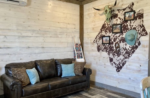 Fort Towson Cabina | ~New The Ranch Cabin on 80 acre horse ranch~Peaceful~ With Fishing Pond.
