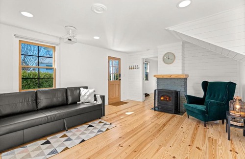 Marshall Casa | *NEW! The Rectory, King Bed, Home Theater, Deck, BBQ, Fire Pit