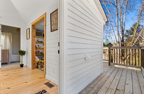 Marshall Casa | *NEW! The Rectory, King Bed, Home Theater, Deck, BBQ, Fire Pit