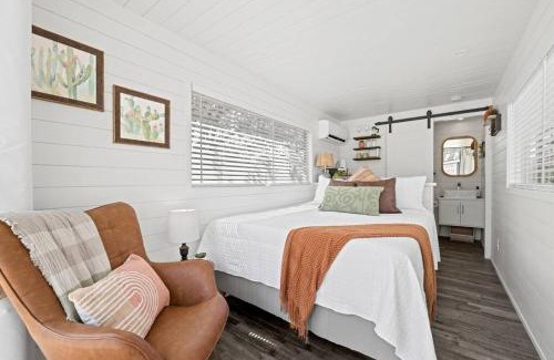 Fredericksburg Casa | New The Saguaro-Tiny Shipping Container Home
