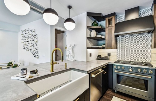 Hyde Park Apartamento | NEW The Strata Barn - Luxury Hyde Park Townhome