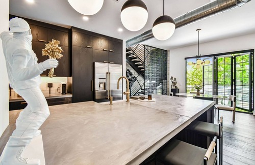 Hyde Park Apartamento | NEW The Strata Barn - Luxury Hyde Park Townhome