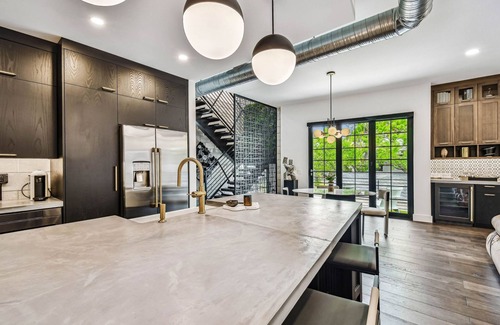 Hyde Park Apartamento | NEW The Strata Barn - Luxury Hyde Park Townhome