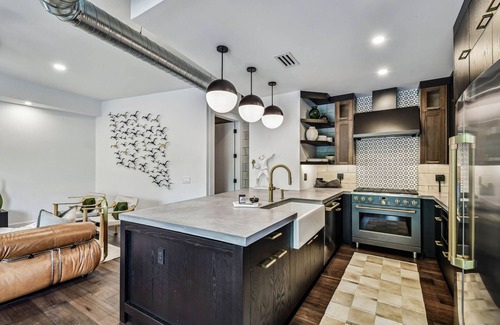 Hyde Park Apartamento | NEW The Strata Barn - Luxury Hyde Park Townhome