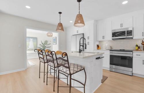 Beaufort Casa | NEW! The White House, with 2 King Ensuites close to Parris Island and Downtown