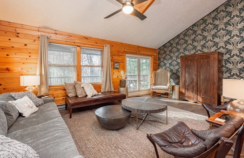 McHenry Casa | New! The Zen Den: Lake Area, Hot Tub, Fireplace, Pool Table!