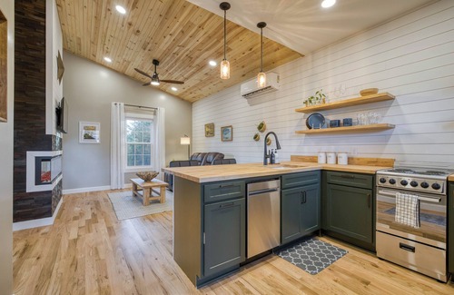 Morganton Cabina | New Tiny Cabin in Morganton with Porch Bathtub close to Lake James