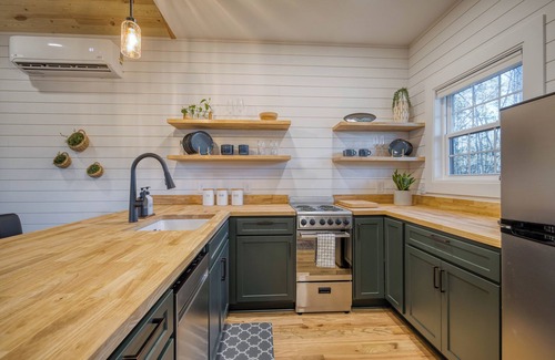 Morganton Cabina | New Tiny Cabin in Morganton with Porch Bathtub close to Lake James