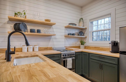 Morganton Cabina | New Tiny Cabin in Morganton with Porch Bathtub close to Lake James