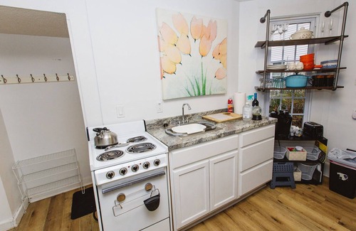Willoughby Apartamento | NEW Tiny Groovy Town Spot by dining, shops, bars