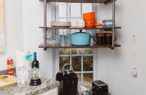 Willoughby Apartamento | NEW Tiny Groovy Town Spot by dining, shops, bars