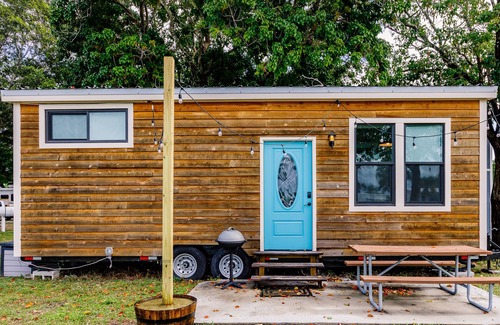 Iona Chalet De Esquí | New Tiny House - ¡PRECIO INTRODUCTORIO a minutos de Sanibel y Fort Myers Beach!