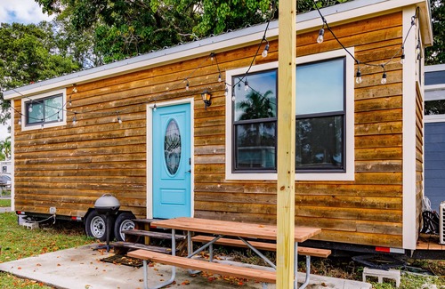 Iona Chalet De Esquí | New Tiny House - ¡PRECIO INTRODUCTORIO a minutos de Sanibel y Fort Myers Beach!