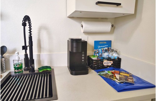 Bridgeford Crossing Apartamento | NEW Tiny Studio with Kitchen. 25 min to theme parks.