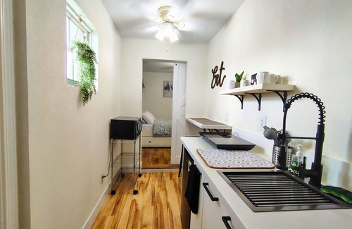 Bridgeford Crossing Apartamento | NEW Tiny Studio with Kitchen. 25 min to theme parks.