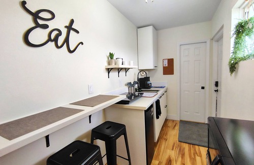 Bridgeford Crossing Apartamento | NEW Tiny Studio with Kitchen. 25 min to theme parks.