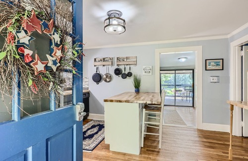 Terrell Casa | New to VRBO! Charming lakefront cottage with great views!