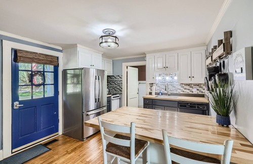 Terrell Casa | New to VRBO! Charming lakefront cottage with great views!