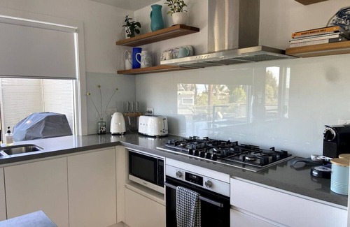 Bawley Point Casa | New to VRBO: Lavish Home 4mins to the beach Pet- Friendly House