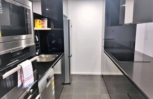 Belconnen Apartamento | New to VRBO: Luxurious Apt with Serene Lake Views