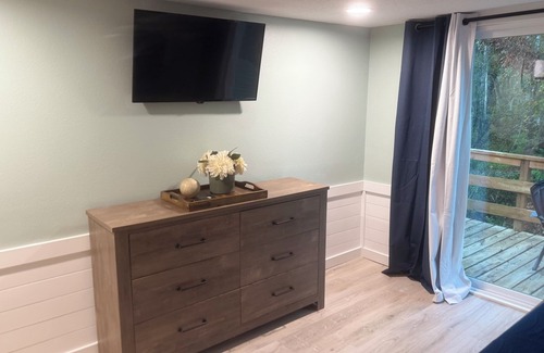 Fish Hawk Casa | NEW TO VRBO - Modern Farmhouse Studio - Queen Bed - 1 Acre