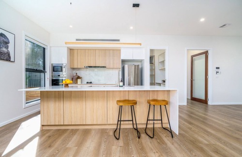 Ainslie Apartamento | New to VRBO: New 4 bedroom city home with Tesla charger