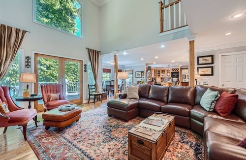 Troutman Casa | New to VRBO! Shady Cove Retreat