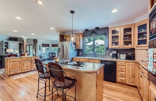 Troutman Casa | New to VRBO! Shady Cove Retreat