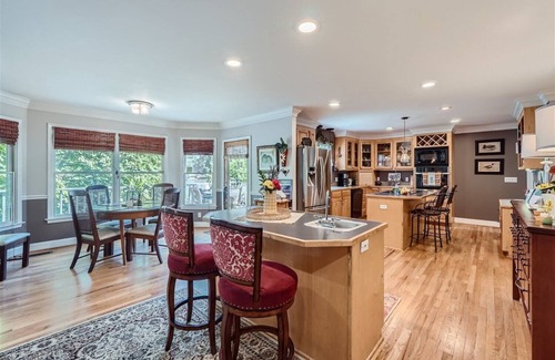 Troutman Casa | New to VRBO! Shady Cove Retreat